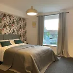 Modern Studio Apartment; 10Min Walk To Town & Quay