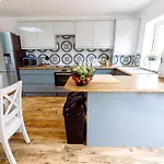 Chute House 4 Bed House Private Garden City Ccenter