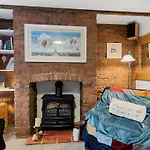 Pip\'S Cottage By Staytor Accommodation