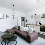 Peaceful Apartment - Dedicated Free Parking - Walk To Centre, Uni, Hosp - Business And Leisure - Contact For Long Stays