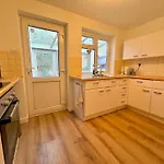 Cosy Home With Parking Close To City Centre