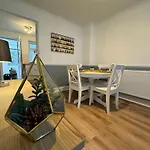 Cosy Home With Parking Close To City Centre
