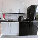 Central Apt Sleeps 6, Parking, Smart Tv, Garden, Contact For Discounted Prices