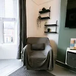 Central Apt Sleeps 6, Parking, Smart Tv, Garden, Contact For Discounted Prices