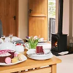 Swifts Return - Apartment With Hot Tub, Sauna And Indoor Pool