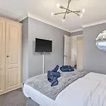 Stunning 2Br Home With Private Garden, Near Airport & Met Office