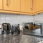 Stunning 2Br Home With Private Garden, Near Airport & Met Office