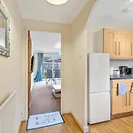 Stunning 2Br Home With Private Garden, Near Airport & Met Office