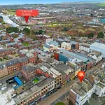 City Heights Sleeps 8 - Short Stays Uk