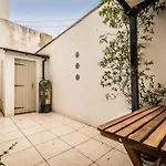Grand Central Sleeps 6 - Short Stays Uk Ltd