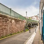 Grand Central Sleeps 6 - Short Stays Uk Ltd