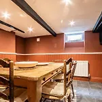 Grand Central Sleeps 6 - Short Stays Uk Ltd