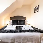 Stylish Townhouse By The Quay With Parking