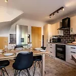 Stylish Townhouse By The Quay With Parking