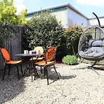 Stylish Townhouse By The Quay With Parking