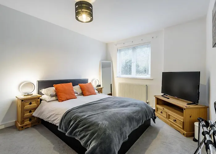 Stylish 2 Bedroom Apartment, Central Exeter, Parking On Site