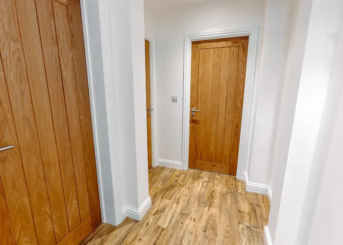 Chute House 4 Bed House Private Garden City Ccenter