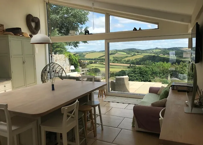 Remote Thatch Cottage On Dartmoor With Hot Tub