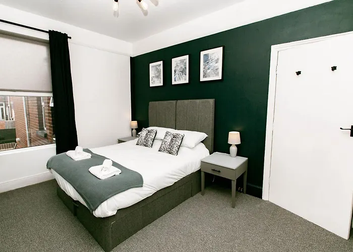 Central Apt Sleeps 6, Parking, Smart Tv, Garden, Contact For Discounted Prices