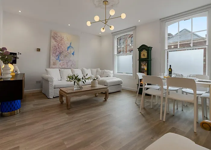 City Heights Sleeps 8 - Short Stays Uk