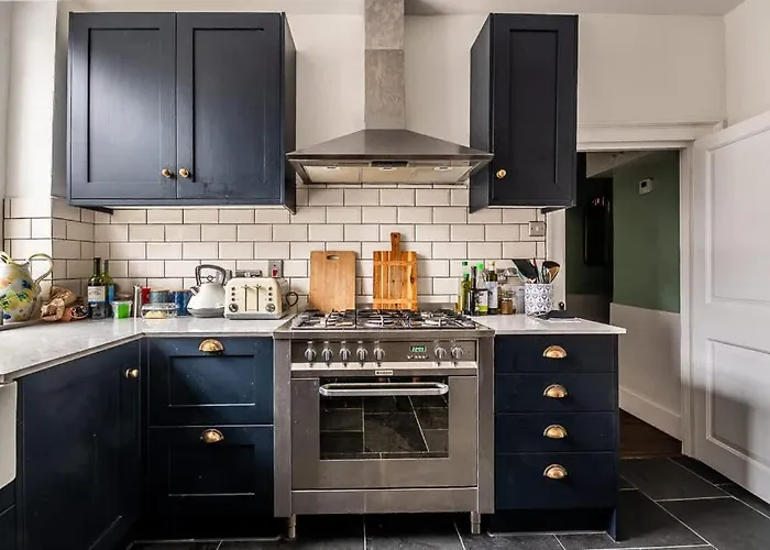 Grand Central Sleeps 6 - Short Stays Uk Ltd