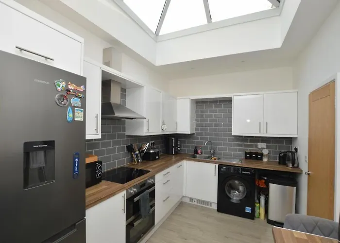 Spacious 2-Bed - Hospital & City Nearby Parking Pet Friendly