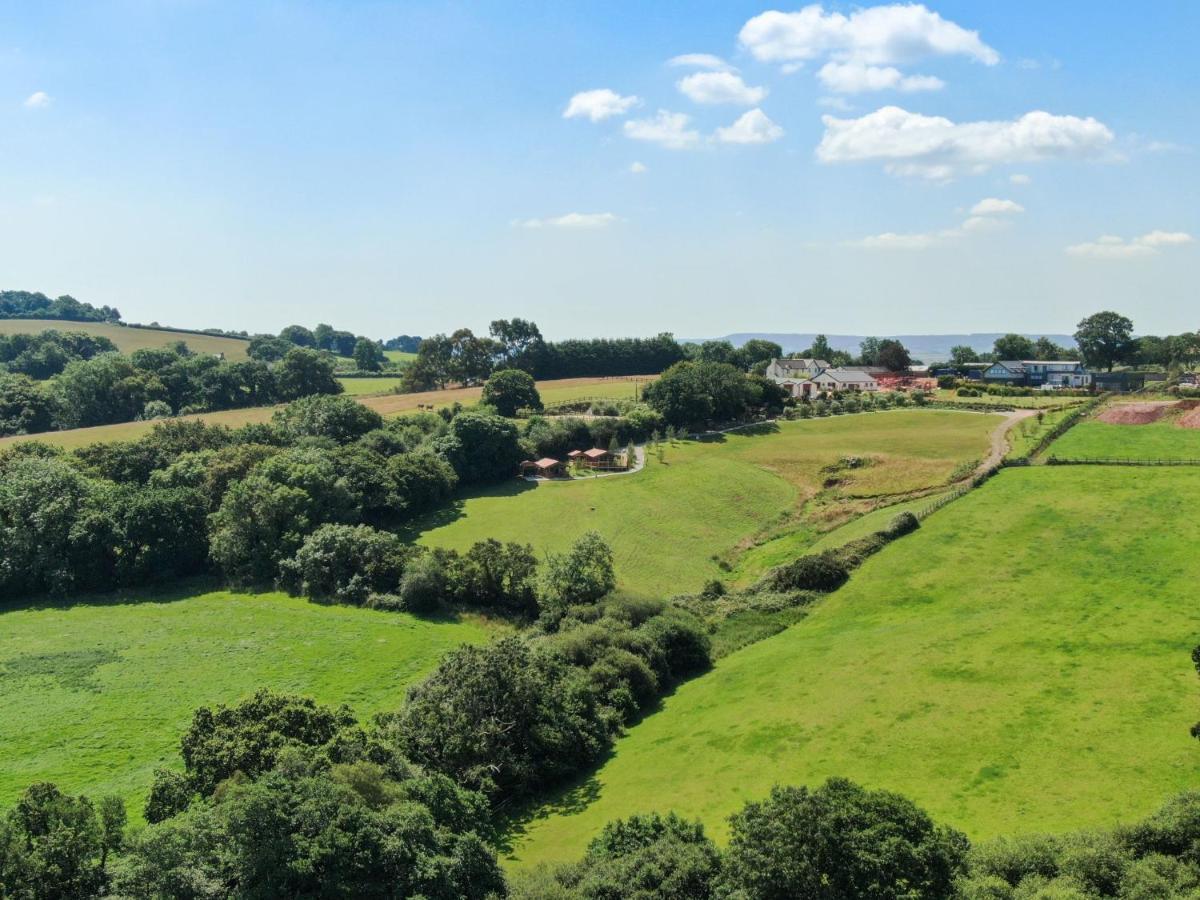 Windsor Lodge, Huntsland Farm Lodges * Exeter