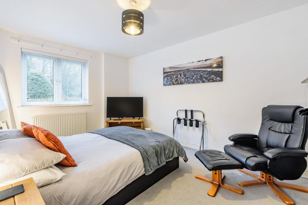 Stylish 2 Bedroom Apartment, Exeter, Parking On Site