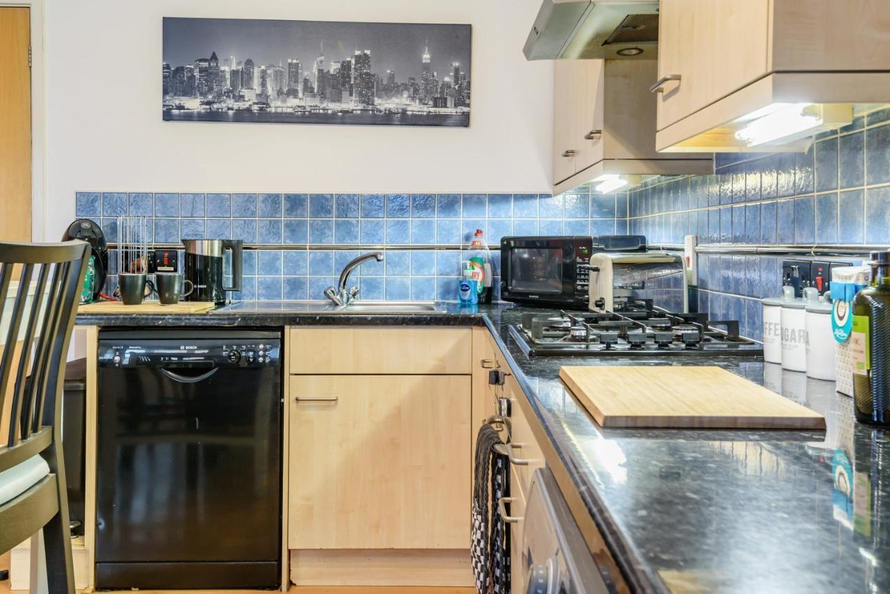 Stylish 2 Bedroom Apartment, Exeter, Parking On Site * Exeter