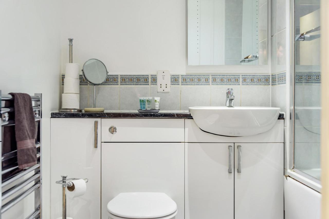 Stylish 2 Bedroom Apartment, Exeter, Parking On Site Holiday home