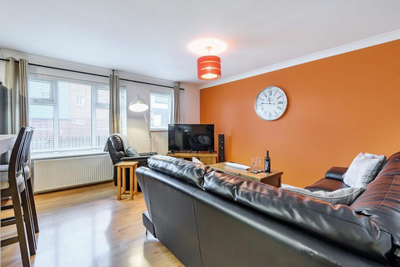 Stylish 2 Bedroom Apartment, Exeter, Parking On Site * Exeter