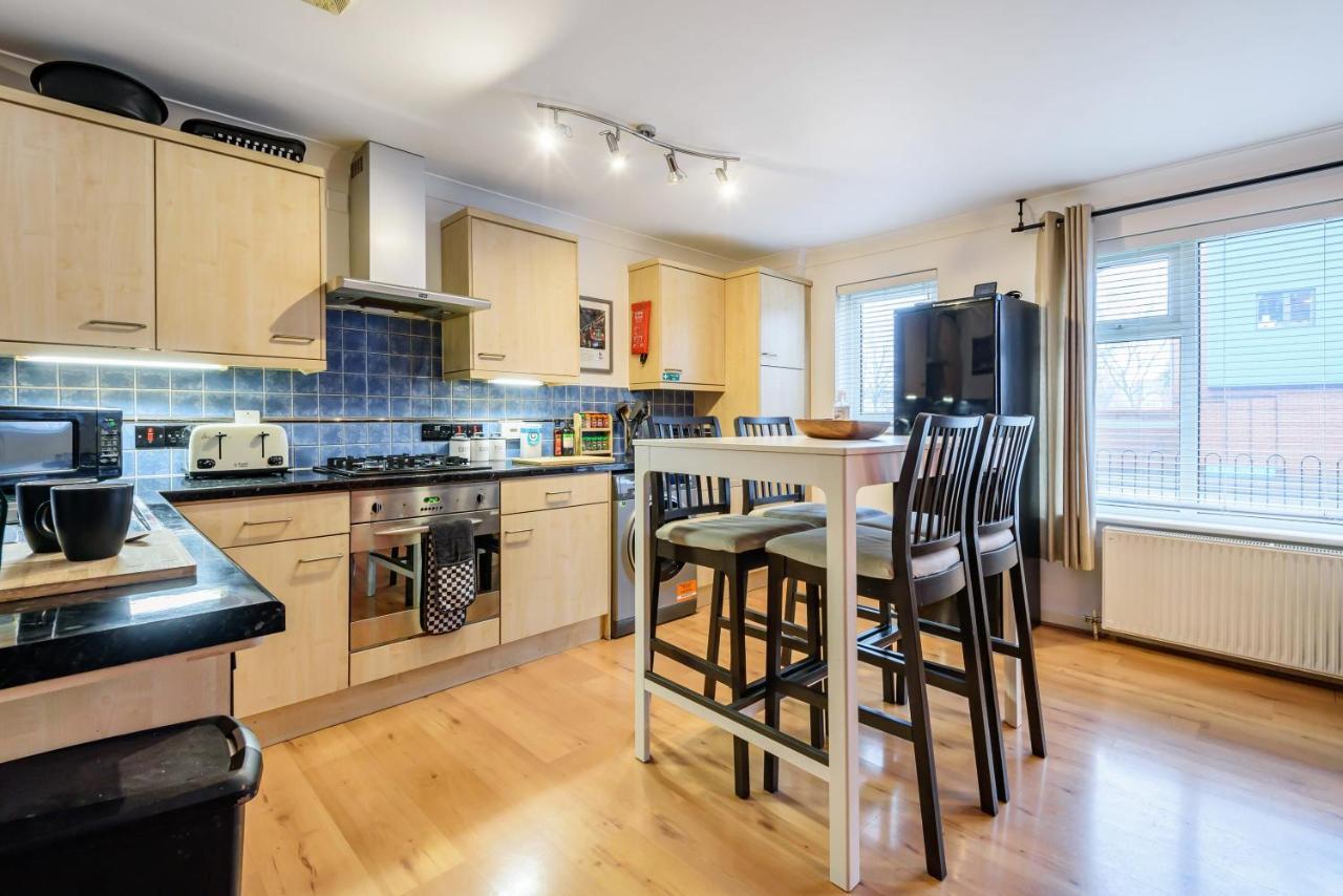 Stylish 2 Bedroom Apartment, Exeter, Parking On Site