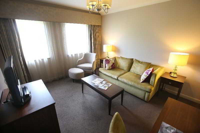 Mercure Southgate Hotel 4*