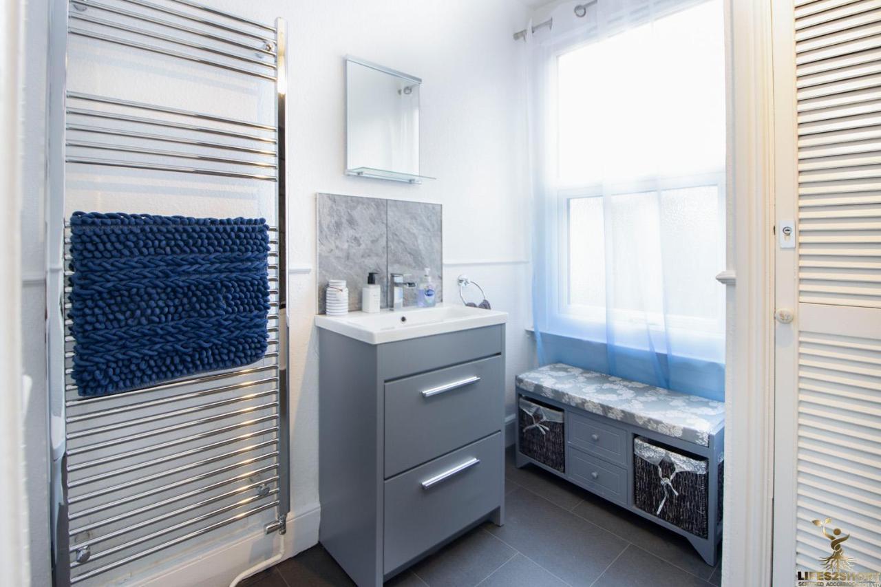 Modern Quirky 2 Min Walk - Shops Holiday home
