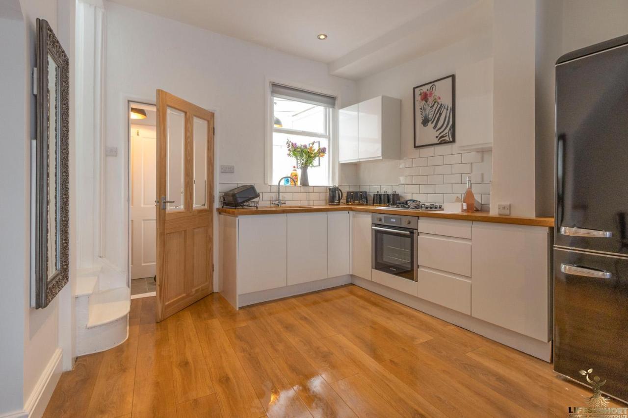 Luxe Garden House For 6 In Apartment Exeter