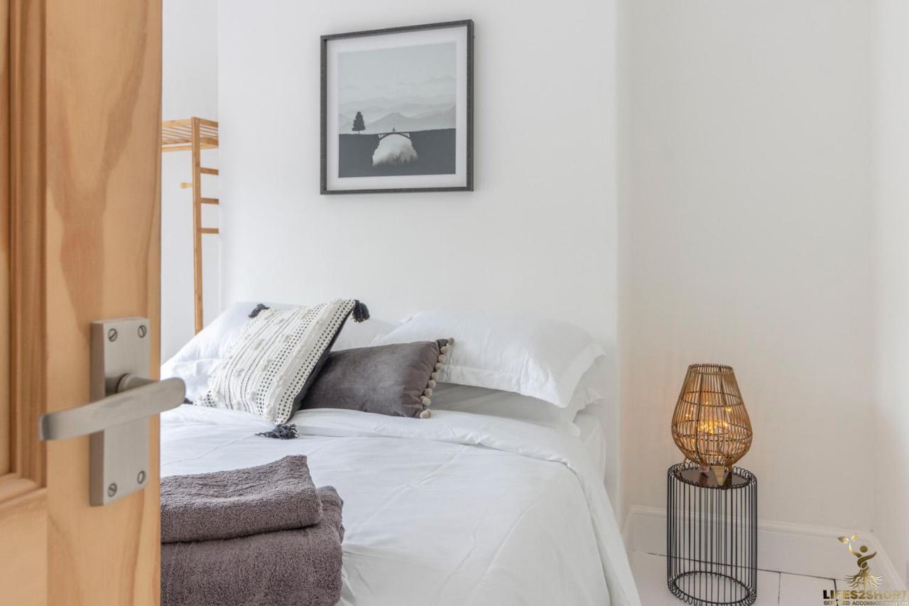Luxe Garden House For 6 In Exeter