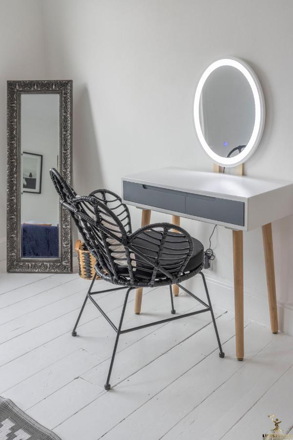 Luxe Garden House For 6 In Exeter