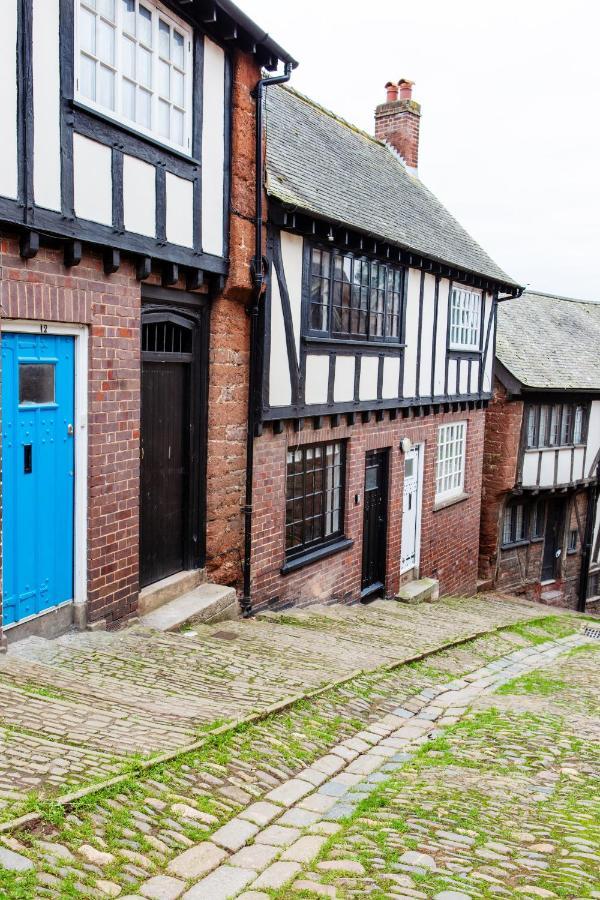 Casa de férias Unique Tudor On Famous Cobbled Hill *