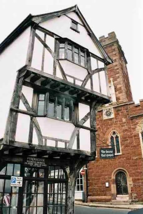 Casa de férias Unique Tudor On Famous Cobbled Hill