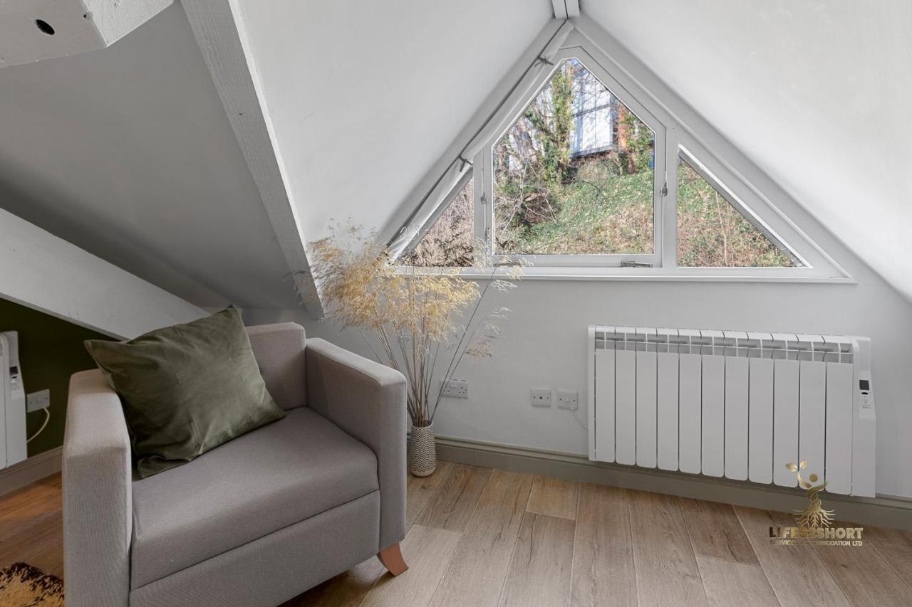 Luxe Courtyard For 4 Near Centre Exeter