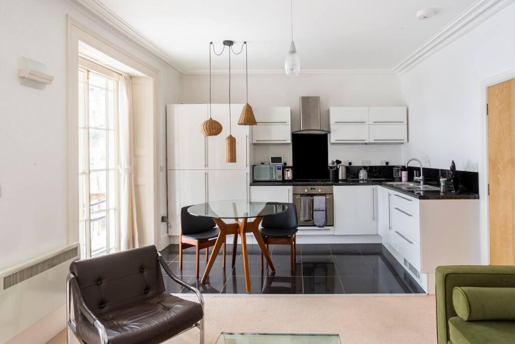 Beautiful Centre Flat With Free Parking *