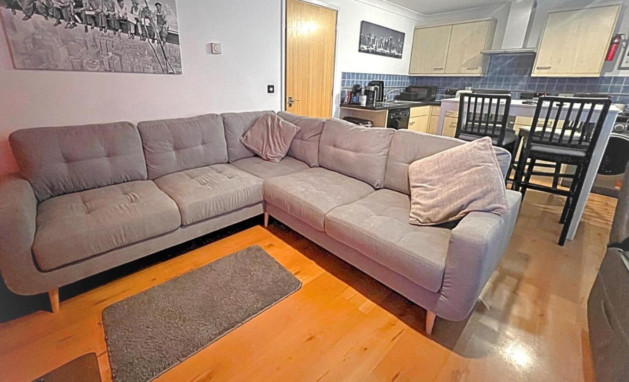 Stylish 2 Bedroom Apartment, Exeter, Parking On Site *
