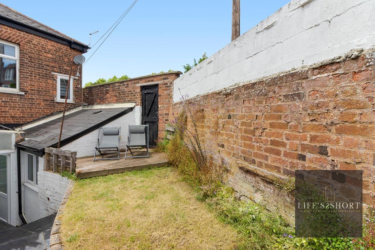 Luxe Garden House For 6 In Exeter