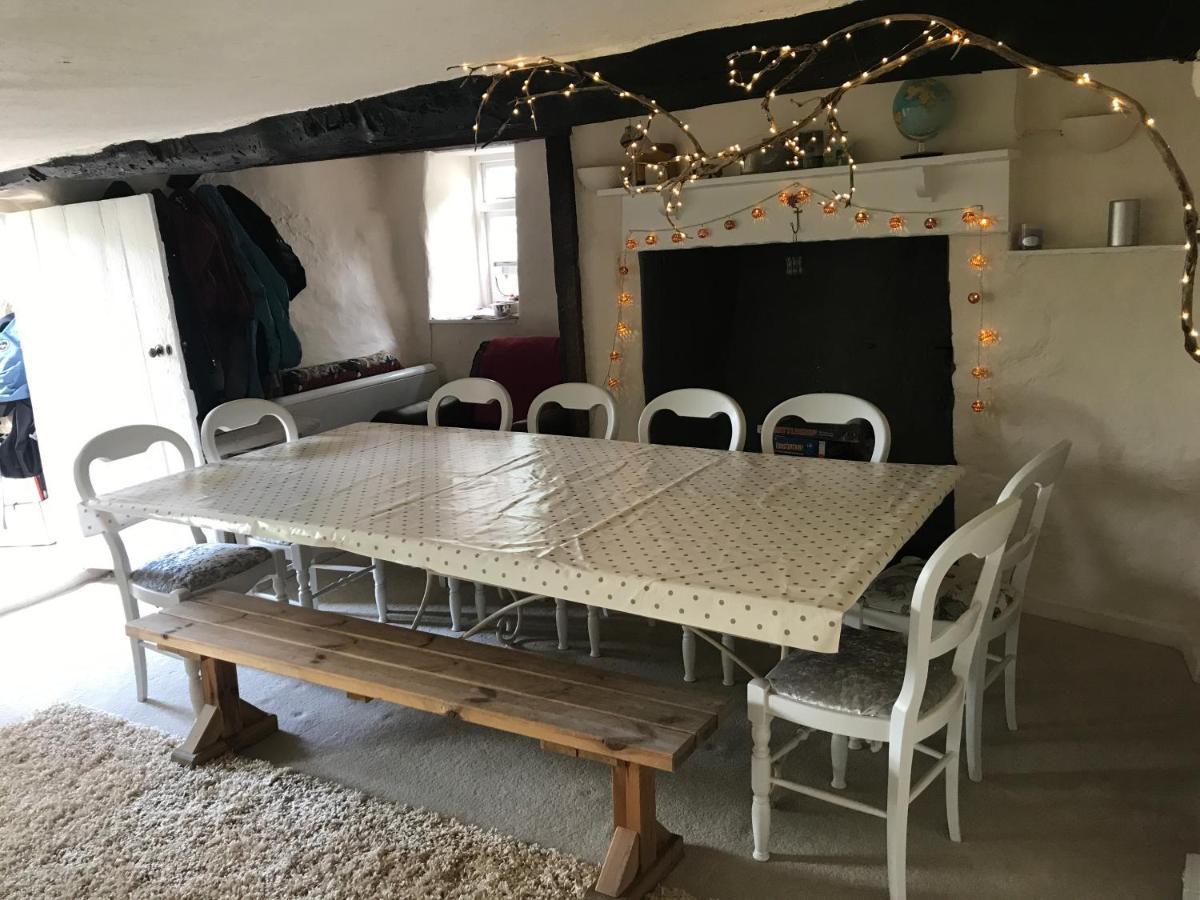 Remote Thatch On Dartmoor With Hot Tub *