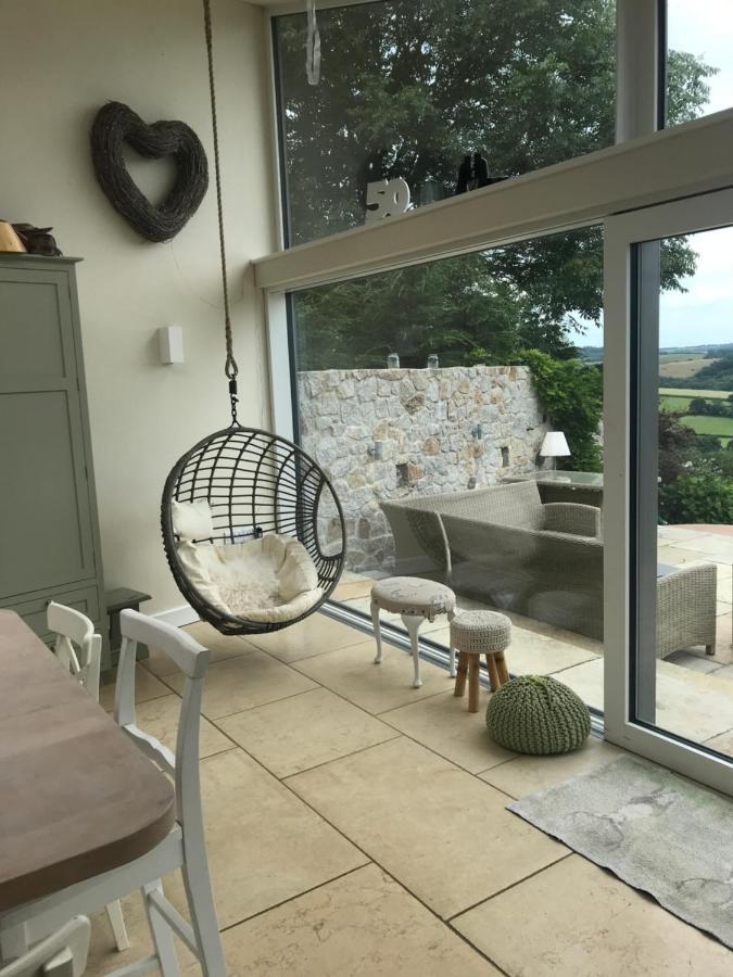 Remote Thatch On Dartmoor With Hot Tub