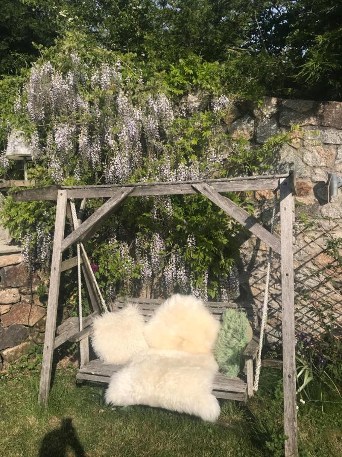 Remote Thatch On Dartmoor With Hot Tub *