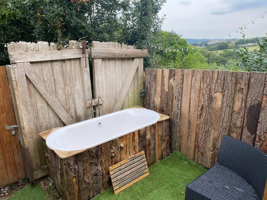 Rustic Lodge, Stunning Views & Star Gazing Bath * Exeter