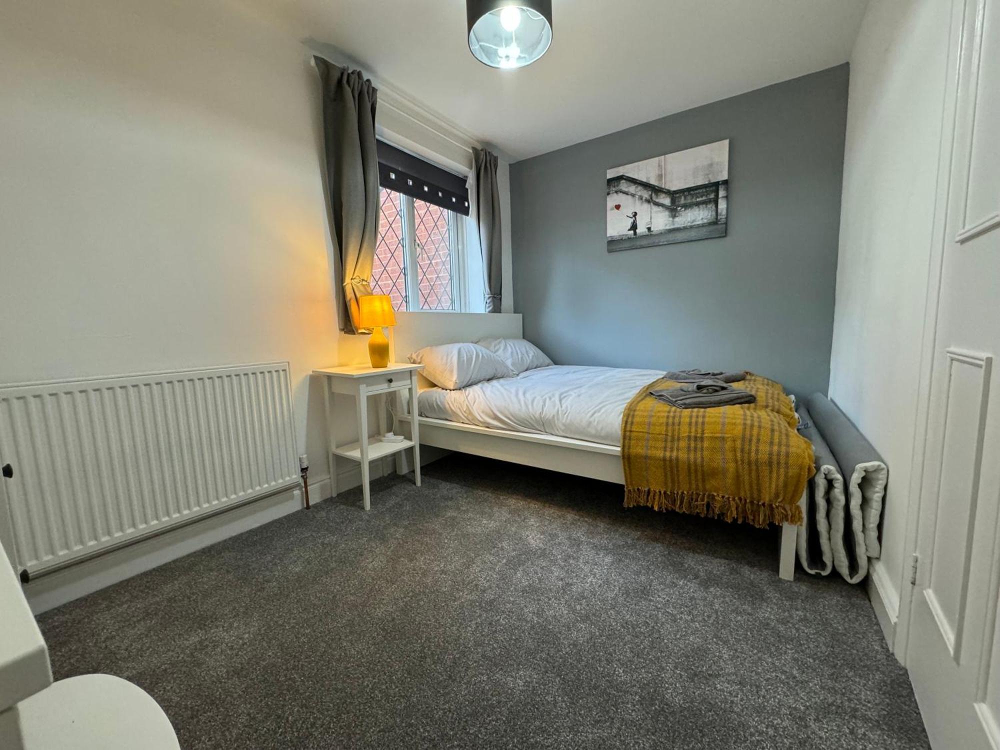 Cosy With Parking Close To Centre *