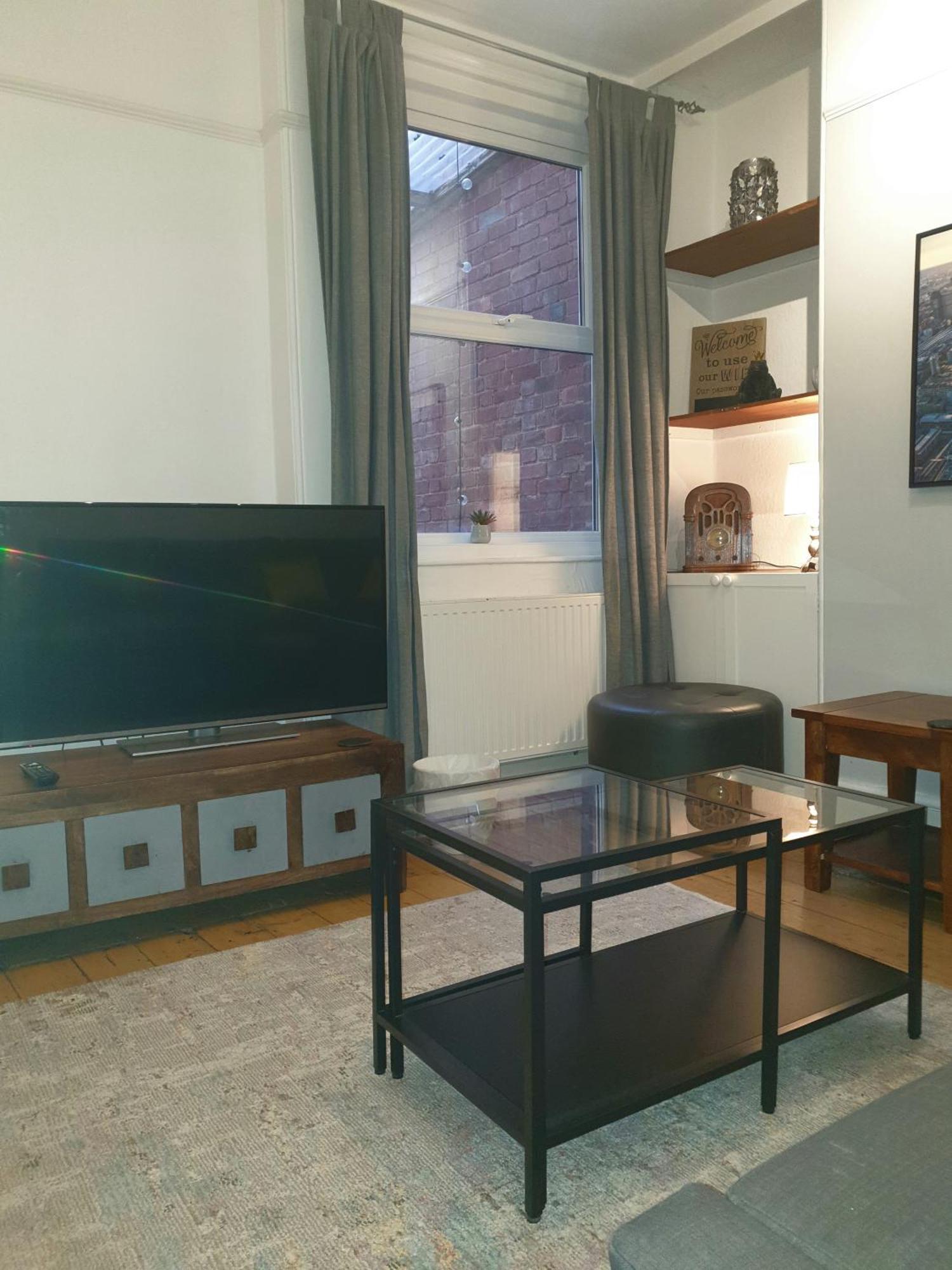 Mulberry House Excellent Location Courtyard Garden 3 Bedrooms Sleeps Up To 6 Public Parking In Vicinty *
