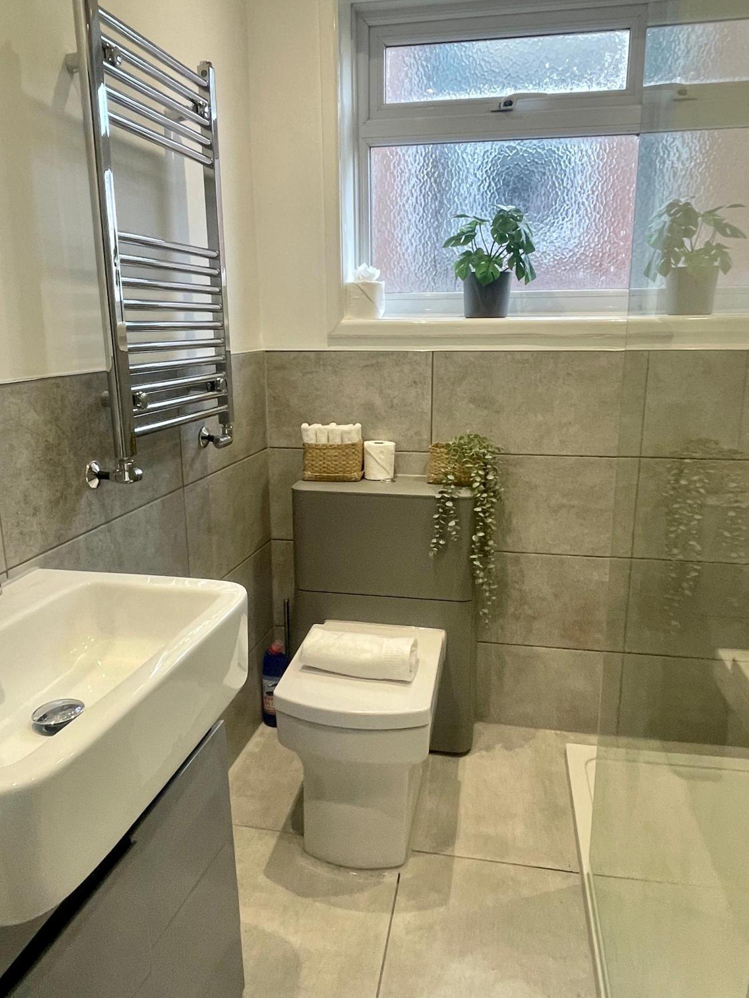 Newly Refurbished Centre House With Parking *